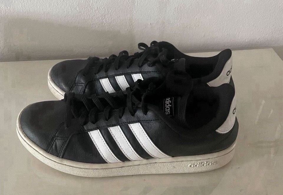 Adidas Schuhe in Reinbek