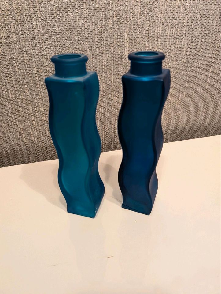 Zwei blaue kleine Vasen in Braunschweig