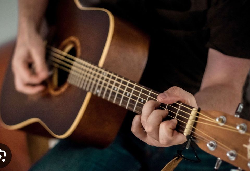 Suche Gitarrenunterricht kein online Unterricht in Bad Lippspringe