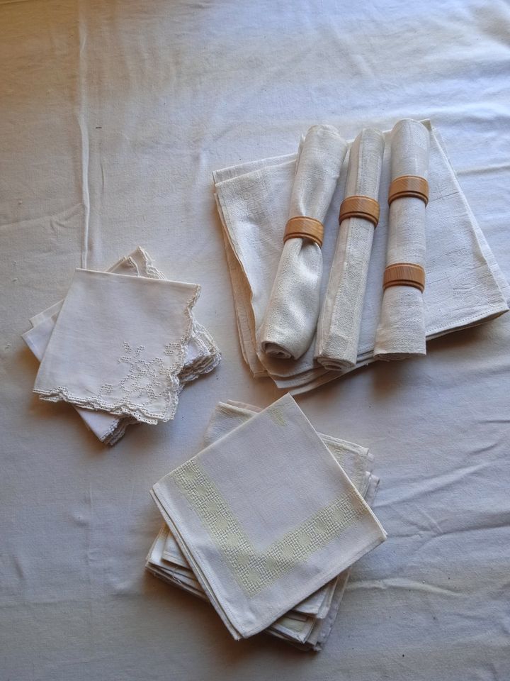 Uromas Stoffservietten aus Baumwolle mit Holzring u.Deko Deckchen in Staufenberg