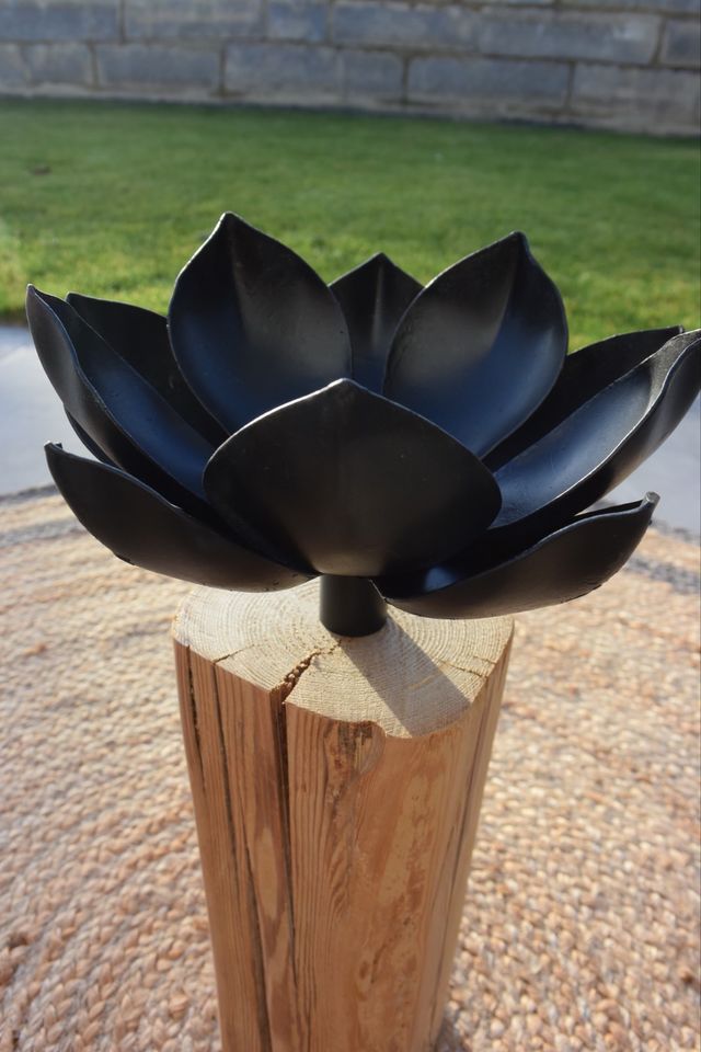 Holzbalken Altholz mit Metall-Blume schwarz Dekoration Windlicht in Aldersbach