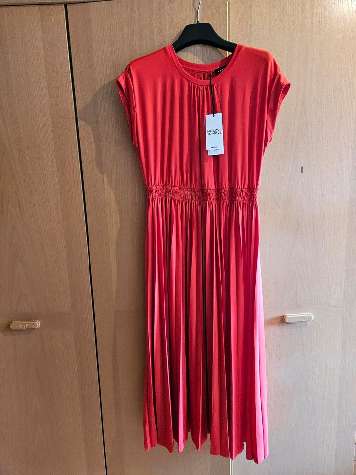 Neues Kleid Taifun in rot mit Etikett in Fremdingen