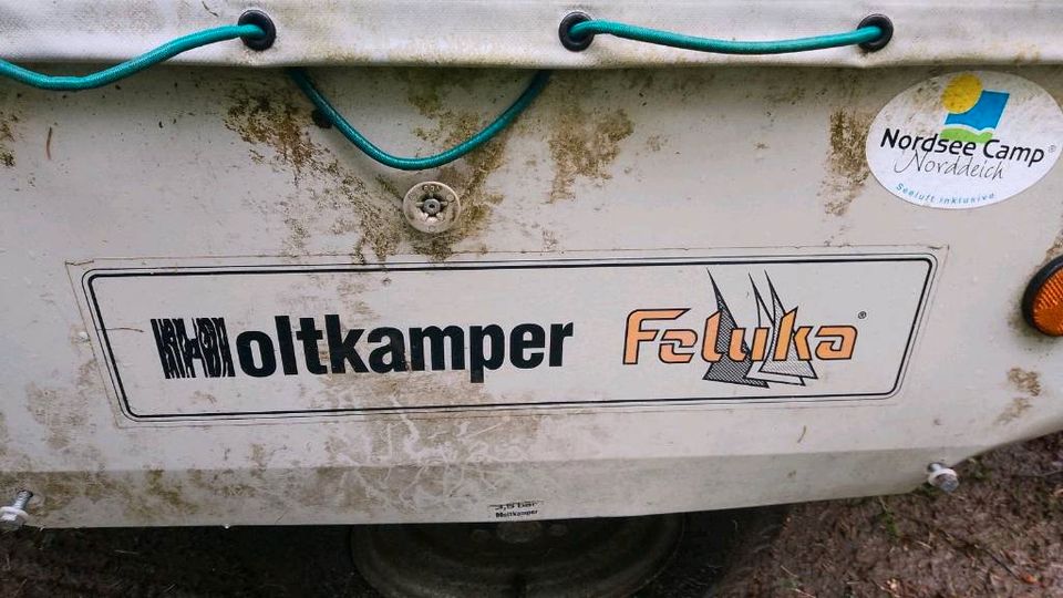 Vergessener Zeltanhänger Holzkamper Feluka in Winterberg