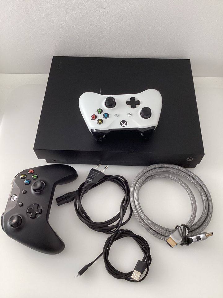 Microsoft Xbox one X 1TB Spielkonsole mit 2 Controllern in Ismaning