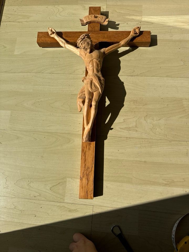 Kreuz, Kruzifix, Schnitzerei von Kelnberger, Jesus 1989 in Moosthenning