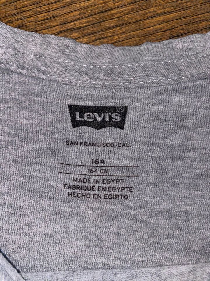Levi’s T-Shirt / Grau in Bergisch Gladbach
