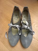 Italienische Schuhe von Think Gr. 39 grau neu Schleife hoher NP Hessen - Vellmar Vorschau