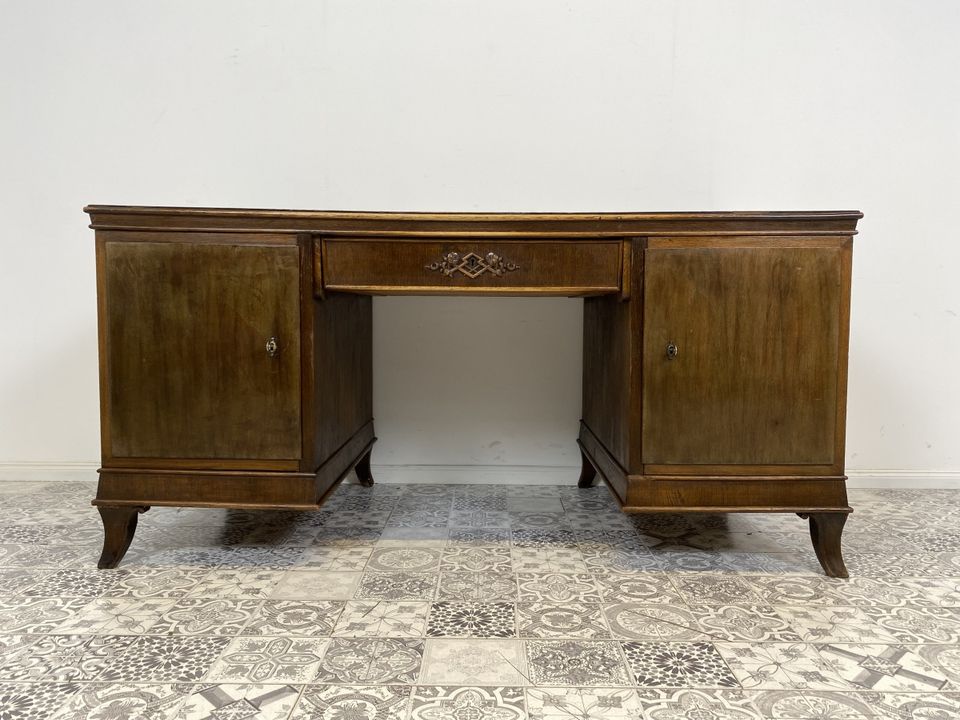 WMK Imposanter freistehender Art Deco Schreibtisch aus vollem Holz mit geräumigen Schubladen und schönen Verzierungen, um 1930 # Arbeitstisch Desk Sekretär Bürotisch Antik Vintage # Lieferung möglich in Berlin