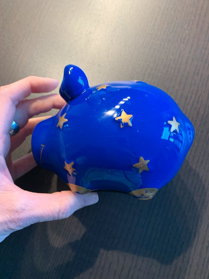 Sparschwein, royal-blau, mit goldfarbenen Sternchen. in Burgdorf