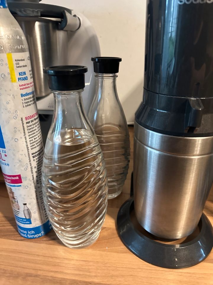 Sodastream inkl 2 Flaschen und Ersatzzylinder in Stadtbergen