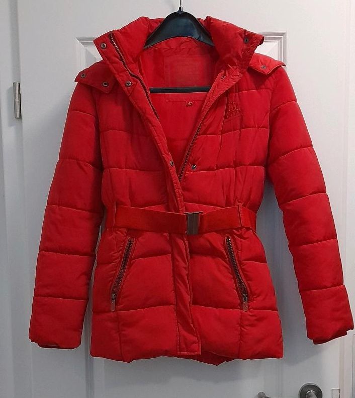 Winterjacke rot mit Fell Gr.158 in Leipzig