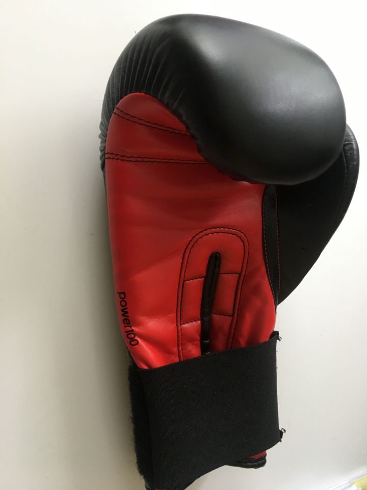 Boxhandschuhe adidas, schwarz-rot, 8 OZ, sehr gut erhalten in Stuttgart