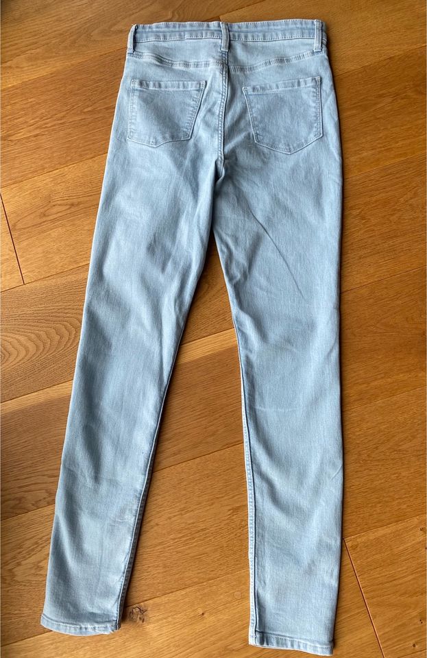 H&M Skinny Fit Jeans Mädchen Hose blau Größe 152 wie NEU in Schmallenberg