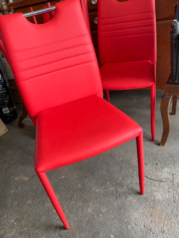 Rote Stühle in Hanau