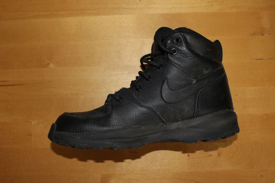 Nike Schuhe halbhoch schwarz Gr. 35 in Bad Sooden-Allendorf