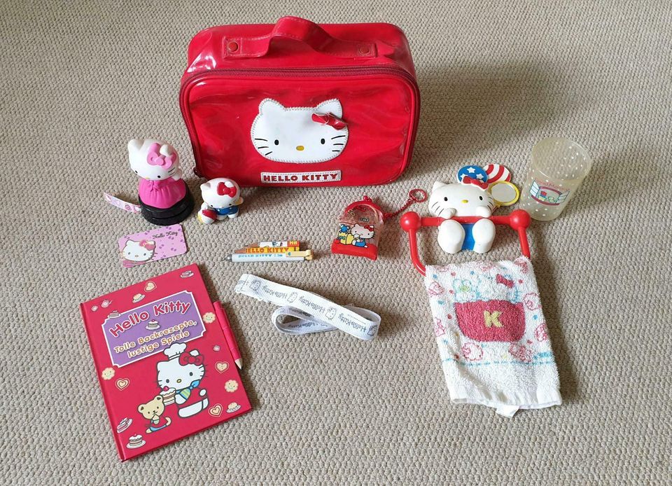 Hello Kitty Sammelset Lack Koffer Handtuch Becher Stift Figur Buc in Wöllstadt