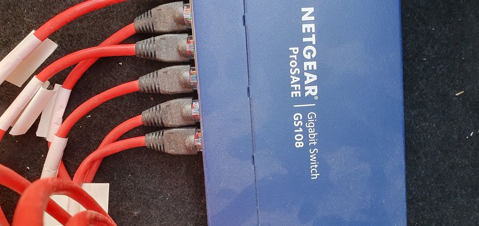 Netgear Prosafe 8-Port Gigabit Switch GS108v4 mit Kabeln in Tuttlingen