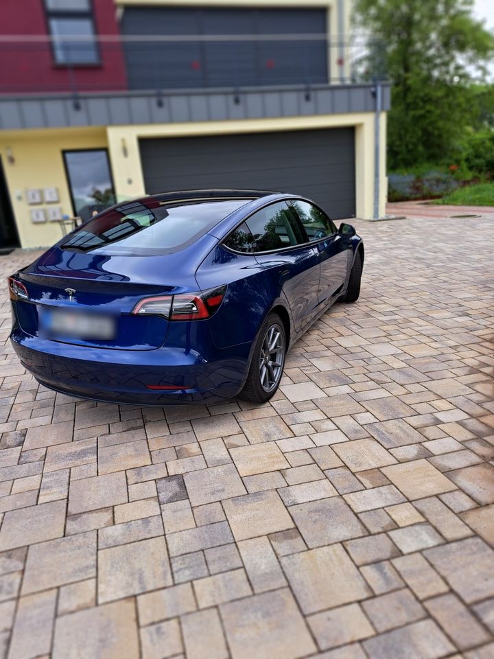 Tesla Modell 3 SR+, AHK, Farbe Blau, wie neu + viel Zubehör in Kickeshausen