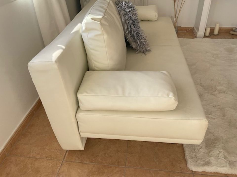 ** Schlafsofa und Teppich** weiss  Top Zustand ** in Berlin