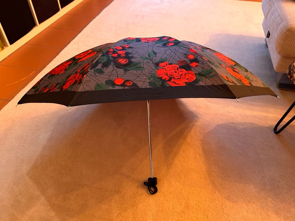 Retro Regenschirm mit Blumenmotiven in Ingolstadt