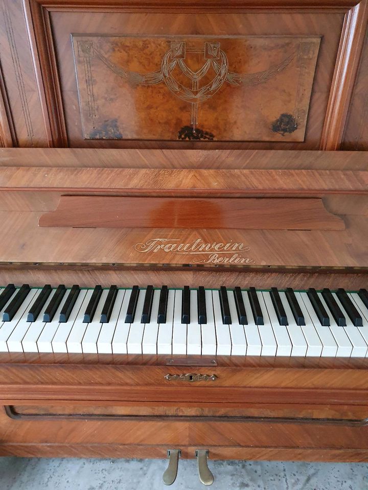 Klavier aus Kirschholz in Langenselbold