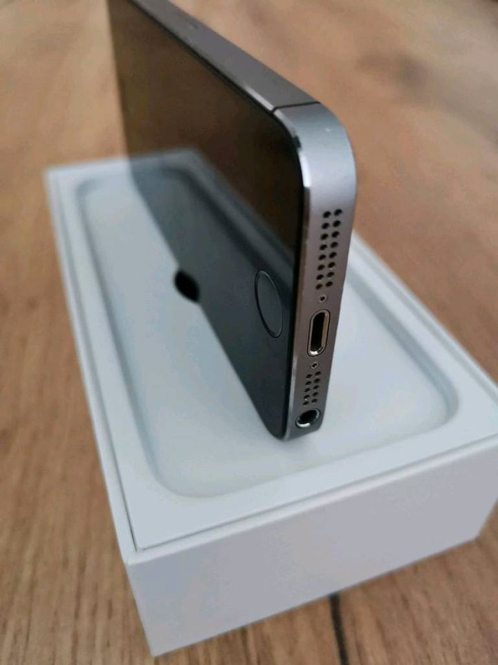 Iphone 5S space Gray 16 GB in Hamburg