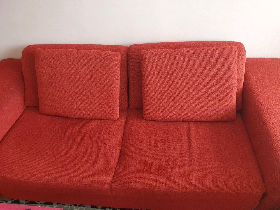 Zwei rote Sofas in Köln
