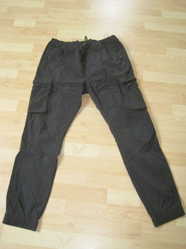 Set - schwarze Skinny Cargohose Gr.L H&M + Shirt Gr.L Mister Tee in Schiffweiler