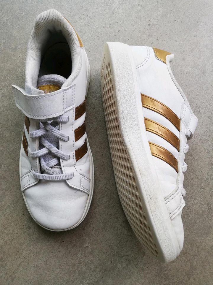 Sneaker adidas Mädchen weiss gold Gr 34 in Ulm