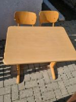 Tisch und 2 Stühle aus massive Holz,für kleine Kinder West - Griesheim Vorschau