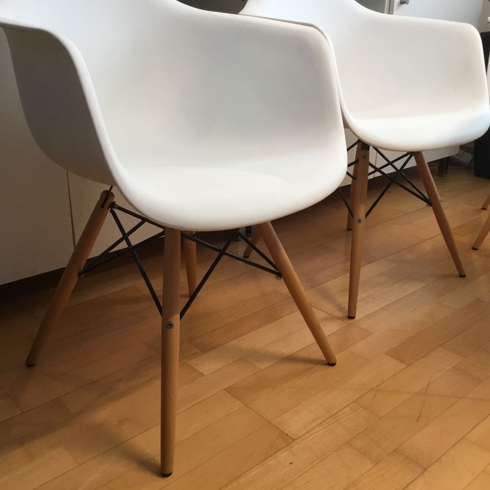 4 x Designer Esszimmerstühle in weiß mit Füßen aus Buche in Remscheid