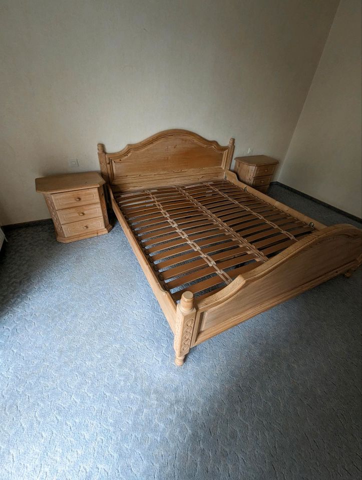 Komplettes Schlafzimmer mit Schrank,Bett und Nachtischen in Bruchhausen-Vilsen