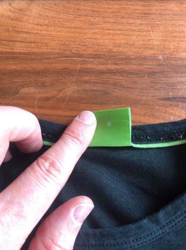 Original Hugo Boss green Label shirt Größe S in Evessen