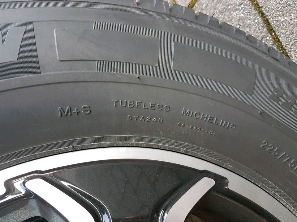 4x Michelin  Agilis Sommerreifen 225/75R16CP in Langenberg