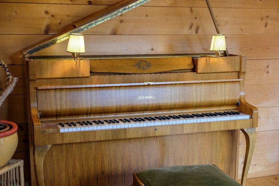 Klavier Piano Schimmel 108 Design Exclusiv mit Lampen Wert 4.500€ in Lenggries