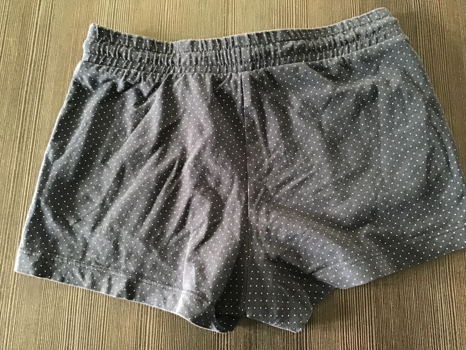 Dunkelblau gepunktet Kurze Hose Shorts gr.146 H&m in Karlsdorf-Neuthard