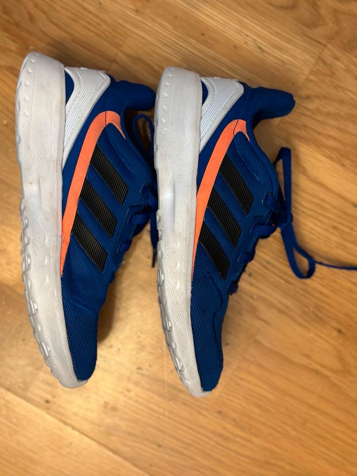 Bis 7.4. Adidas Hallen Turnschuhe Gr 33 weiße Sohle sehr leicht in Aschheim