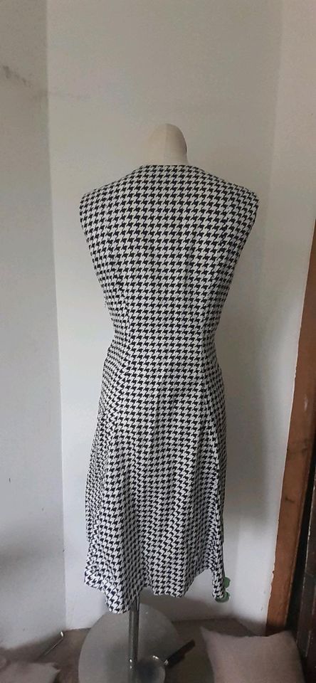 Hochwertiges Kleid, 38/40"Hahnentritt"maßgeschneidert aus Atelier in München