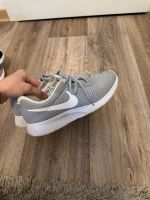 Nike Tanjun Schuhe Sneaker 42 grau Thüringen - Erfurt Vorschau