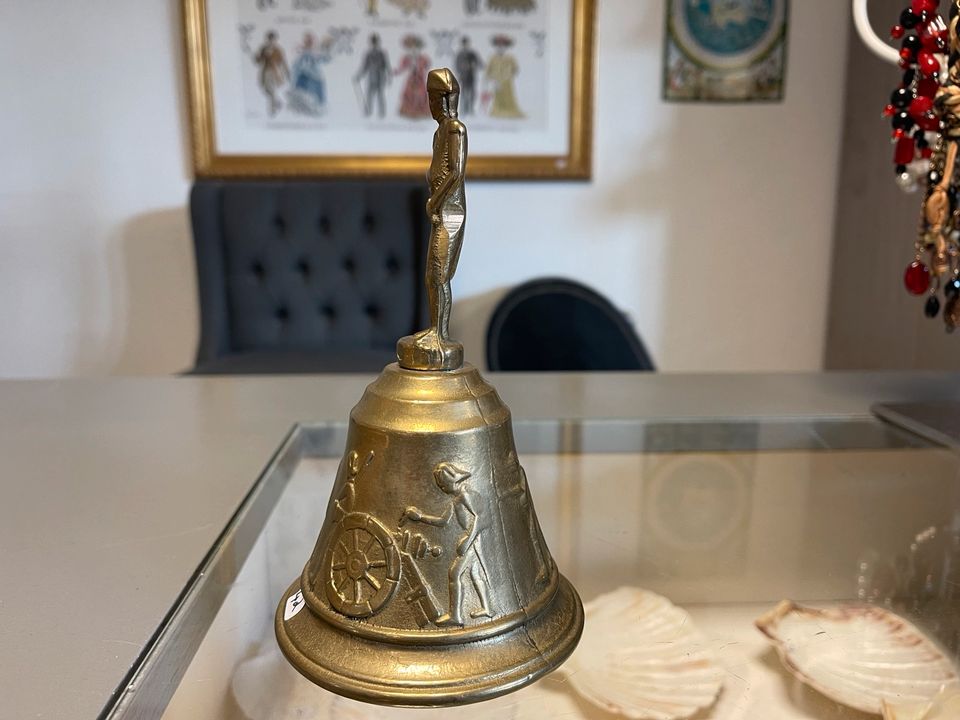 Glocke Handglocke Messing mit Militärabbildungen in Mönchengladbach