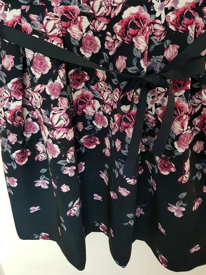 Süßes Cocktailkleid, Kleid mit Rosenprint, Sommerkleid in Hambühren