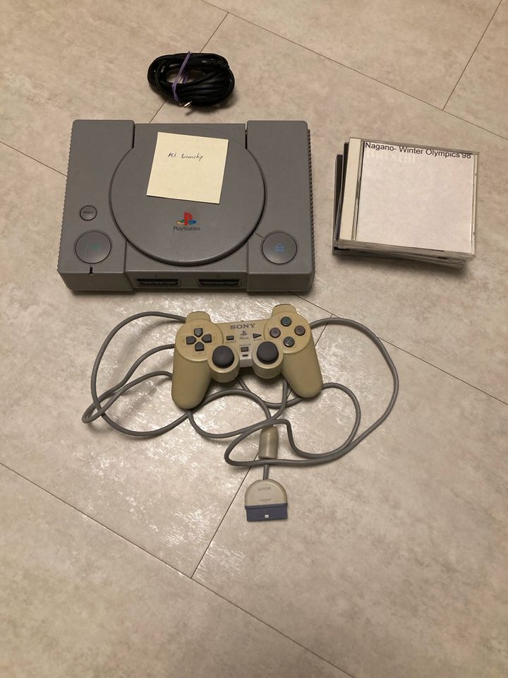 PlayStation 1 mit Controller und Spiele in Züssow