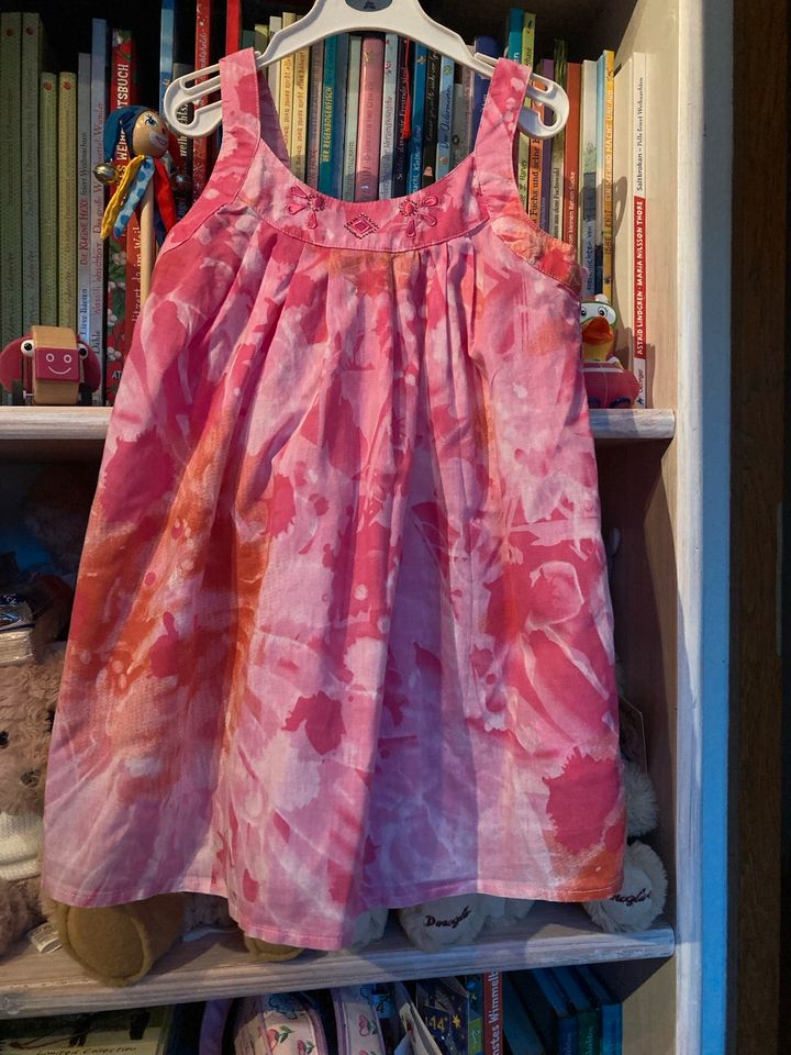 Kleidchen im Batiklook gebraucht Gr. 122 in Pöcking