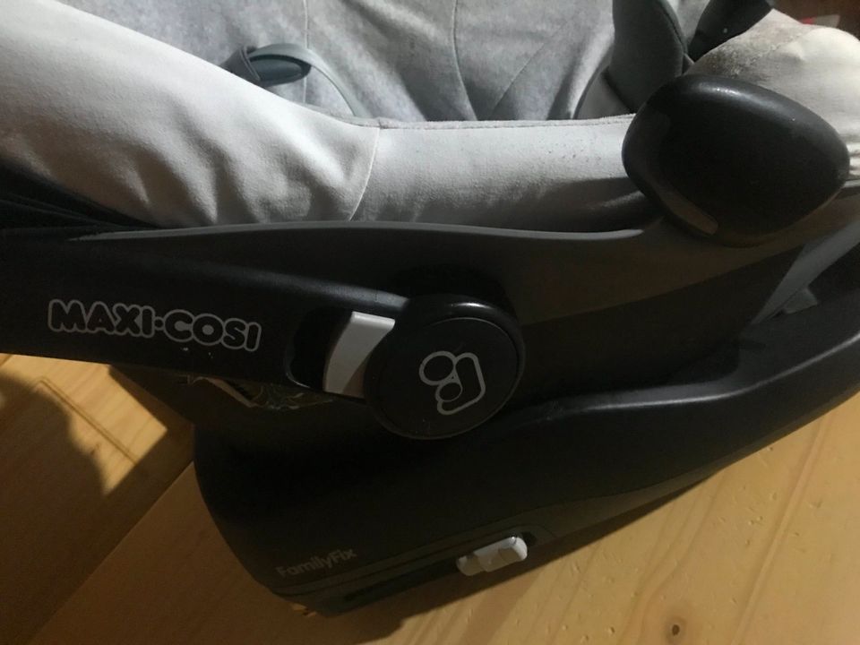 Babyschale Maxi Cosi Pebble mit Iso-Fix Station FamiliyFix in Essen