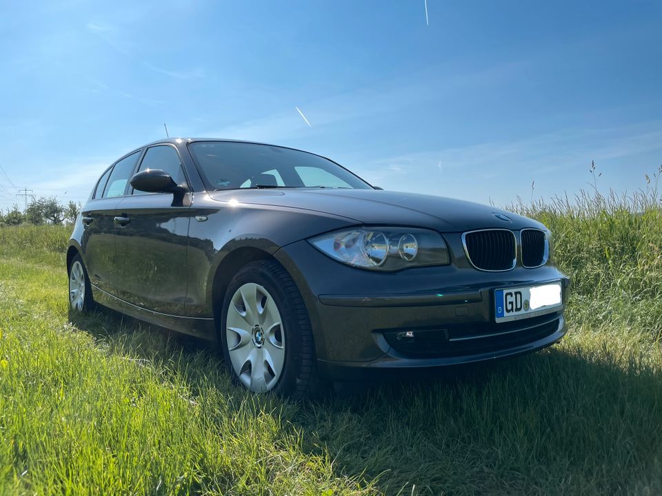 Hübscher 1er BMW 116i Leder Klima Sitzhzg Scheckheft  5-Türer in Lorch