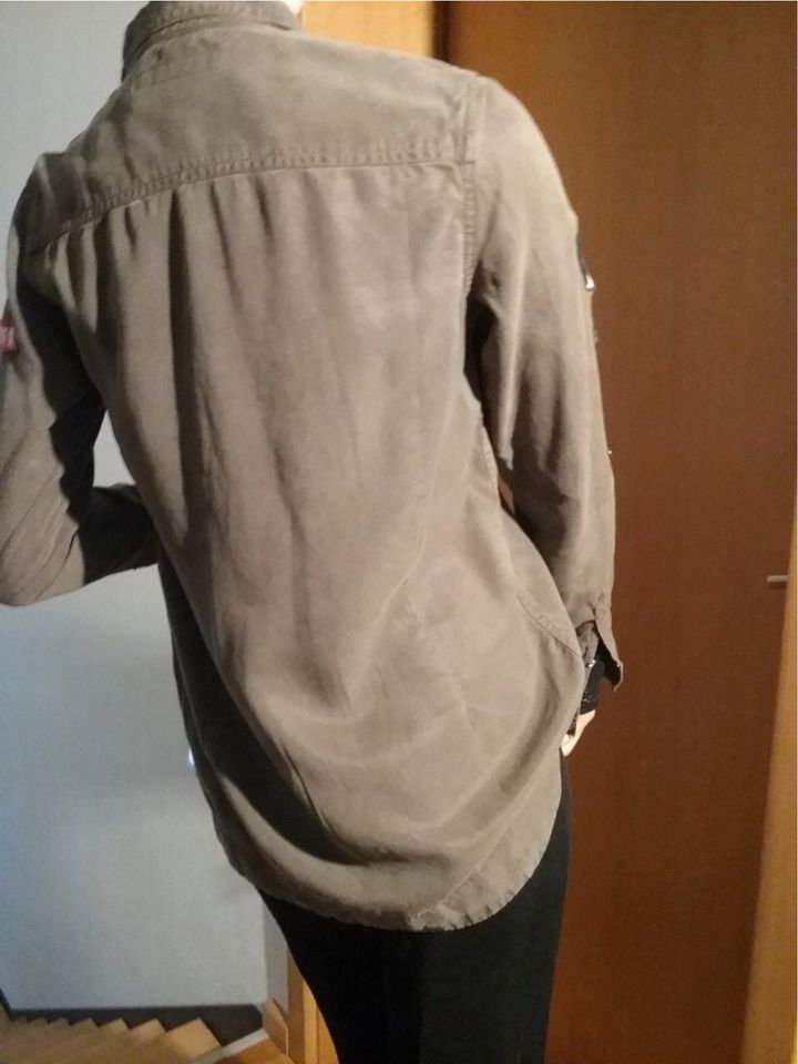 SUPERDRY MilitaryBluse oliv /Khaki mit Patch/Emblemen Gr. XS in Schwandorf