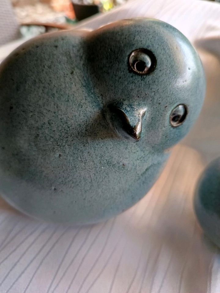 Keramik Vogel mit Kugel in Wallenhorst