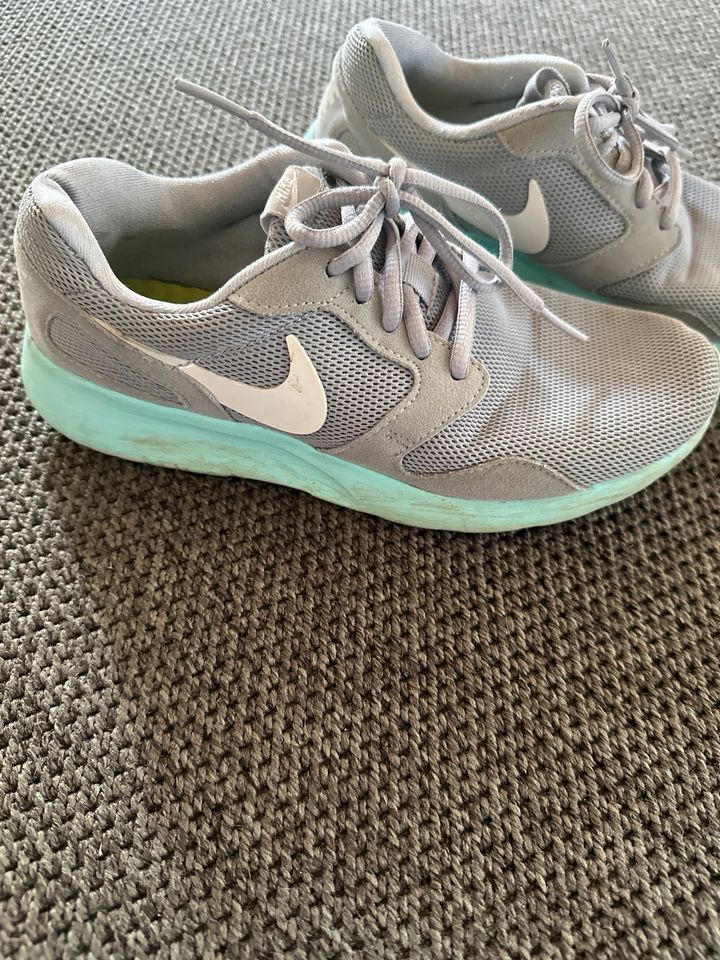 Nike Schuhe 37,5 Sportschuhe in Detmold