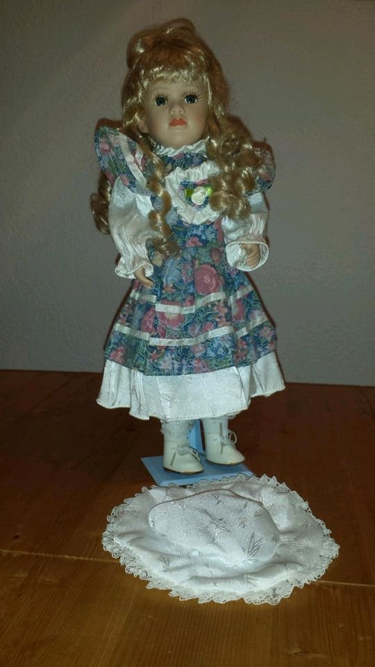 Sammlerpuppe Porzellan Puppe mit Ständer Mädchen Deko Puppe in Nassenfels