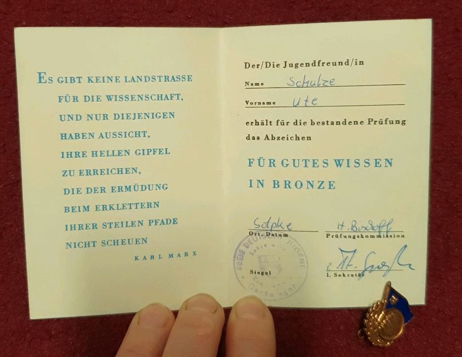 DDR /FDJ   3 Urkunden+ 2 Abzeichen "Für Gutes Wissen" in Berlin
